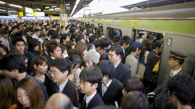 Welcome to Veren's Blog: Oshiya, A Unique Job at Japanese Railway Station